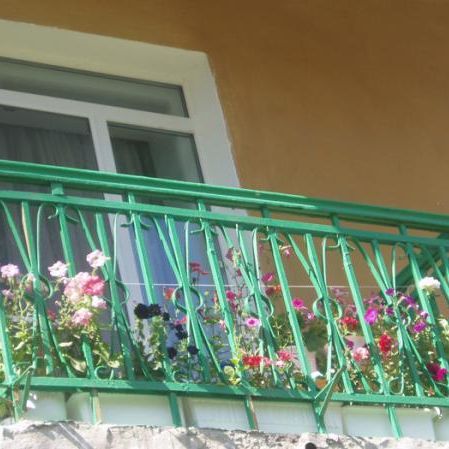 ... и балкон! Жители также участвуют в озеленении города. Им предложено стать участниками конкурса «Чистый  благоустроенный квартал».