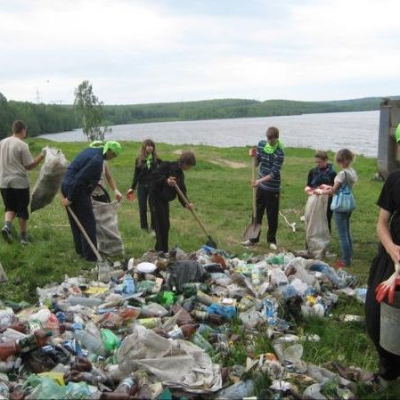 Школьники чистят берег Верхнетагильского пруда